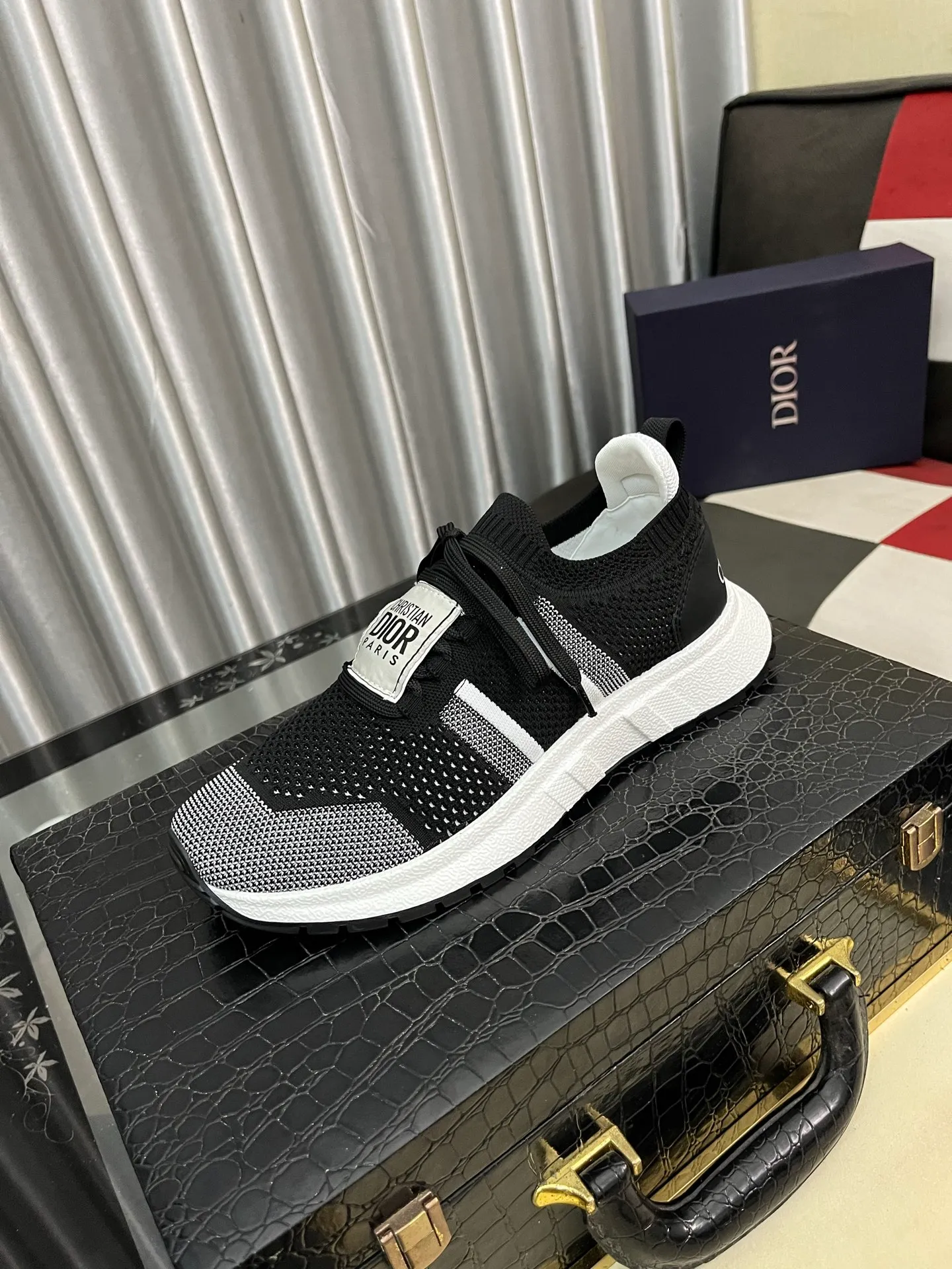 Men's men's shoes 💰400⌚️⌚️Dior unique modern style sneakers. 🏃Casual LeFou original leather😍😍 Yangli (refuses to discolor and rub feet) soles: Original soles specially provided by the original factory, super cool😍 Lace-up to bring wind when walking👍Style design ⚠️Super comfortable and wear-resistant original soles. Code number: 38-443️⃣Colors available